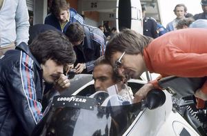 Gordon with Carlos Reutermann and Bernie Ecclestone with the BT44B-Ford in Buenos Aires, January 1975