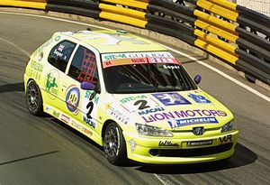 Steve at Macau in 2001 with WK Longman Racing